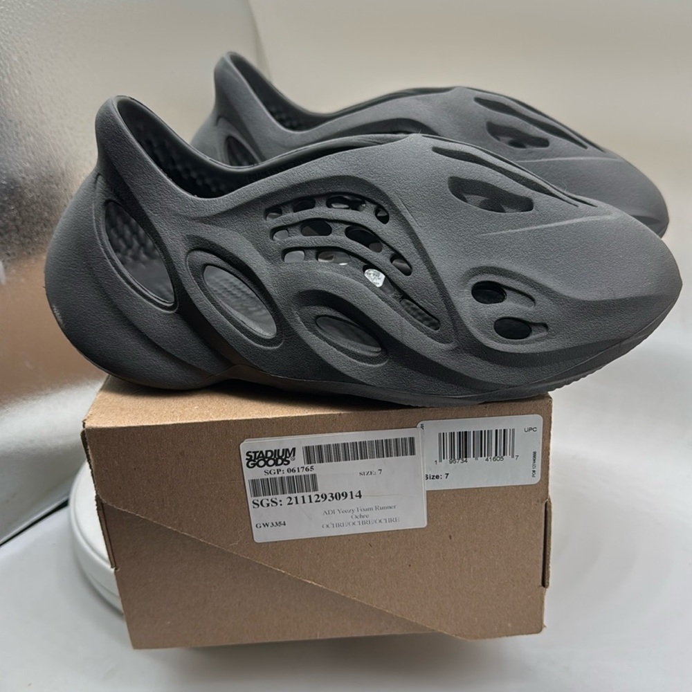 Yeezy foam runner size 7 in onyx, barely worn
